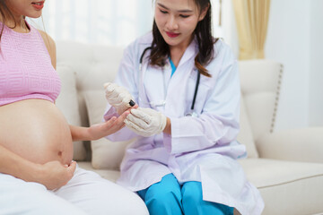Obraz premium Doctor checking blood sugar of pregnant woman via finger prick.