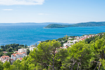 Obraz premium A beautiful view of the Adriatic Sea in Split, Croatia, from the Kaštelanska vidilica mountain park.