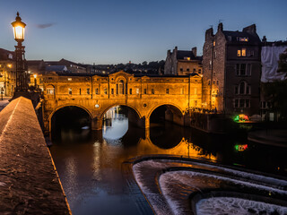 Pulteney Bridge over the river Avon at night in Bath, Somerset, England.