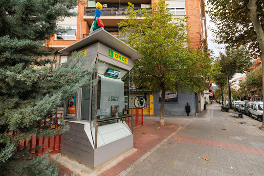 Kiosco de la ONCE en una calle de la ciudad inteligente de Alcoy el 2 de noviembre de 2025, Espa&ntilde;a