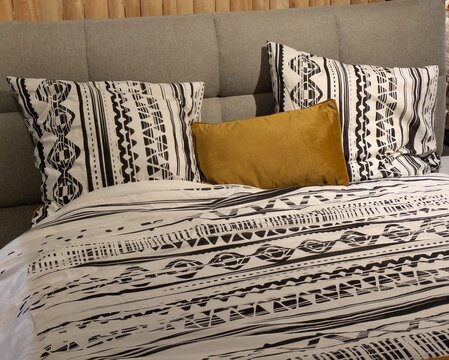 Vista de cerca de cabecera de una cama con almohadas 