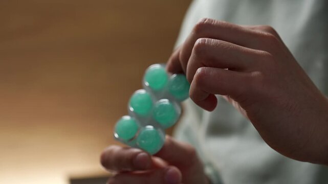 Menthol throat lozenges for sore throats and tonsillitis.
An antiseptic remedy for tonsillitis and porridge.