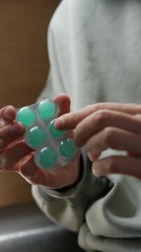 Menthol throat lozenges for sore throats and tonsillitis.
An antiseptic remedy for tonsillitis and porridge.