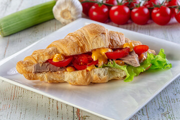 Croissant with tuna, tomato and salad