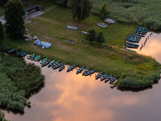Widok z lotu ptaka na przystań z łódkami nad Zbiornikiem Kozłowa Góra (Jezioro Świerklaniec) o zachodzie słońca