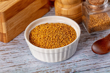 Raw dry aroma flavour mustard seeds
