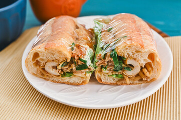 ラップで包んだカスクートの焼きそばサンド