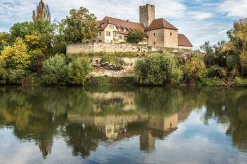 Rathausburg mit salierzeitlichem Wohnturm mit Reflexion in Lauffen am Neckar. 
