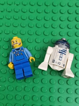 LEGO Minifigures Man with Mustache and R2-D2 Droid on a Green Lego Baseplate