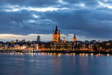 Obraz premium Cologne Old Town Skyline with Great St. Martin Church at Blue Hour