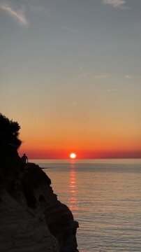 Beautiful sunset in Corfu, Greece - Precioso atardecer en Corfu, Grecia, mientras una persona pasea