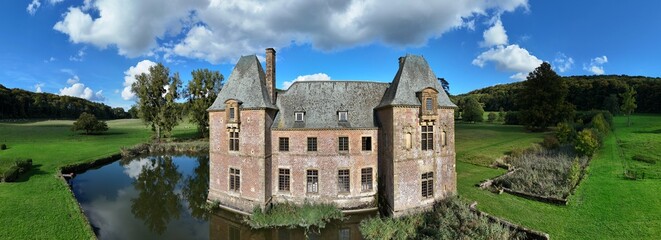 vue aérienne panoramique de la chartreuse du Mont-Dieu, dans les Ardennes, en France. Monument...