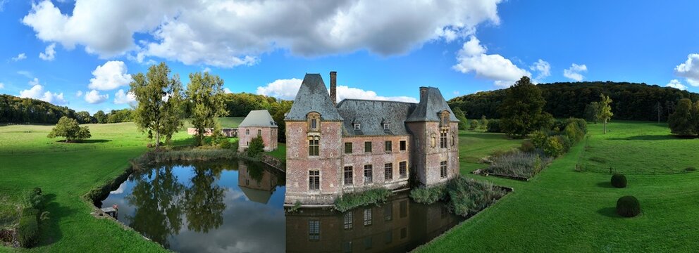 vue a&eacute;rienne panoramique de la chartreuse du Mont-Dieu, dans les Ardennes, en France. Monument religieux  historique sur des fondations du XI&egrave;me si&egrave;cle, dans un cadre de verdure et de for&ecirc;ts