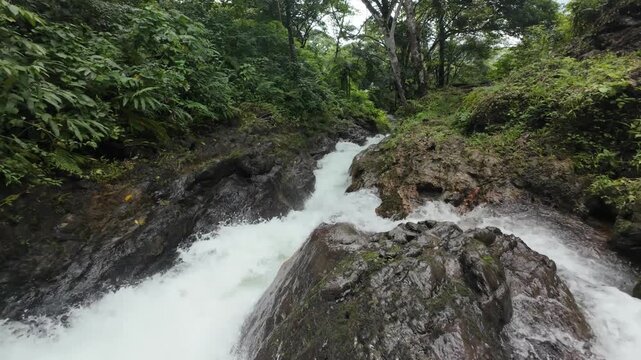Cascada Cueva de los duendes