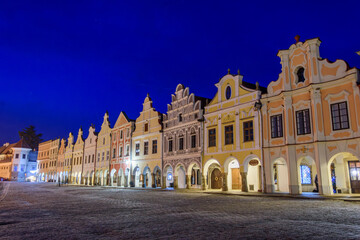 Obraz premium Illuminated Burgher Houses along the Telč Square at Night, Czech Republic