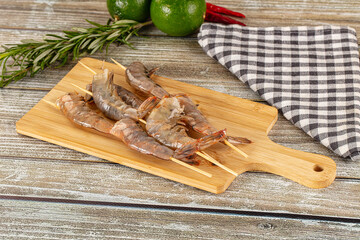 Raw shrimp skewer for grill