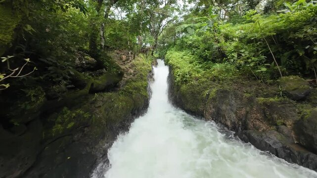 Cascada Cueva de los duendes