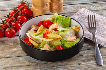 Caesar salad with prawn and romano