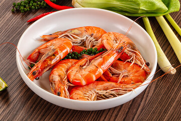 Tasty steamed prawns in the bowl