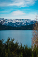 Vista de la montaña y el lago, con el pico nevado de bariloche, patagonia, argentina