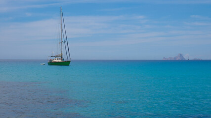Fototapeta premium Boats and Es Vedrà seen from Cala Saona