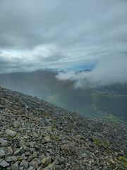 Paysage montagneux d’Écosse avec vue sur un lac et nuages bas