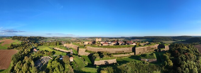 les remparts de la citadelle de Montmédy dans la Meuse, en Lorraine. vue aérienne panoramique en...