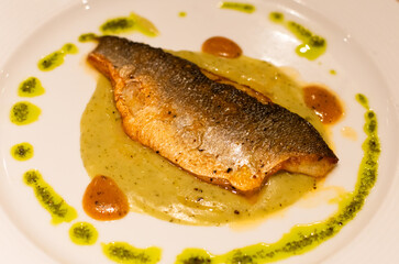 Filete de pescado en plato con salsas coloridas. Gastronomía exclusiva y gourmet.