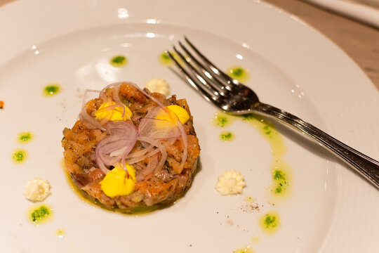 Ensalada de salm&oacute;n con crema de mayonesa y cebollas. Cocina gourmet. 