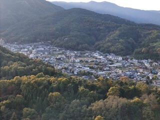 Fototapeta premium A mountain range with a town in the valley below. The town is mostly white and has a peaceful, serene atmosphere