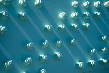 並んだ水色のボルト