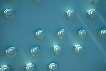 並んだ水色のボルト