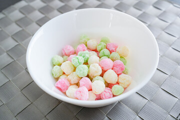 白いボウルに盛られた色とりどりの米菓のクローズアップ