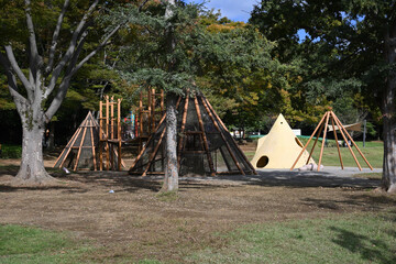 縄文時代を模した遊具、21世紀の森と広場にて、千葉県松戸市