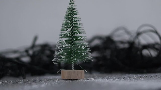 Una toma de cerca de un &aacute;rbol rodeado de luces de varios colores con un fondo desenfocado. Decoraci&oacute;n de navidad y fin de a&ntilde;o
