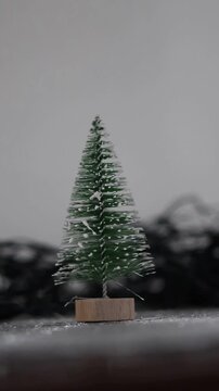 Una toma de cerca de un &aacute;rbol rodeado de luces de varios colores con un fondo desenfocado. Decoraci&oacute;n de navidad y fin de a&ntilde;o
