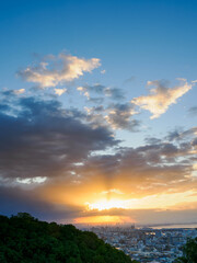 Obraz premium 都市の夜明け 神戸市の高台から市街地大阪湾を隔て大阪のビル群の景観