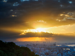 都市の夜明け　神戸市の高台から市街地大阪湾を隔て大阪のビル群の景観