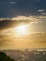 都市の夜明け　神戸市の高台から市街地大阪湾を隔て大阪のビル群の景観