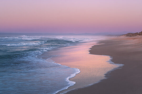 Graceful Beach Curve Leading to Horizon with Balanced Composition – perfect for travel promotion  