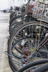 Obraz premium 駅前の駐輪場に置かれた自転車