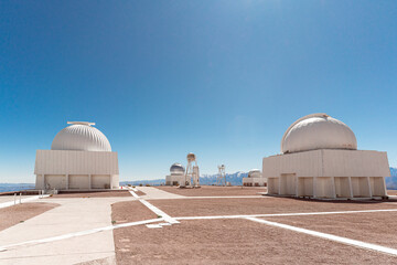 Obraz premium Astronomical observatory under clear blue sky in Cerro Tololo, northern Chile