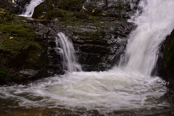 Obraz premium Huai To Waterfall is located in Khao Phanom Bencha National Park. It is the most beautiful waterfall in the park. Its source comes from the Phanom Bencha mountain range