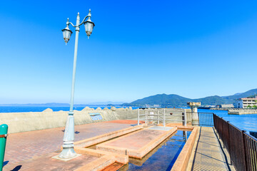 Fototapeta premium 初秋の小浜温泉足湯 ほっとふっと１０５ 長崎県雲仙市 Obama Onsen Footbath in Early Autumn Hot Foot 105. Nagasaki Pref, Unzen City.