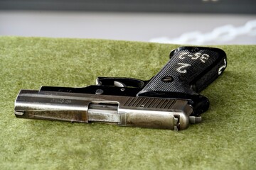 番号の書かれた拳銃