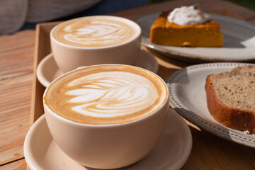 おしゃれなカフェでコーヒーを飲む