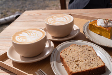 おしゃれなカフェでコーヒーを飲む