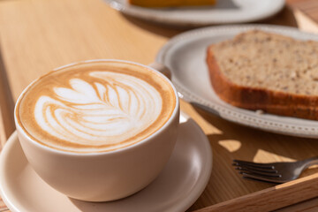 おしゃれなカフェでコーヒーを飲む