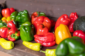 新鮮カラフルなパプリカとピーマン