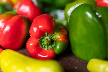 新鮮カラフルなパプリカとピーマン